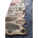 Vaqueros desgastados con borlas y campana