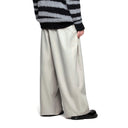 Pantalones holgados con pliegues