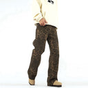 Vaqueros desgastados con borlas y campana