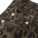 Vaqueros desgastados con borlas y campana