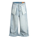 Vaqueros desgastados con borlas y campana