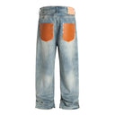 Vaqueros desgastados con borlas y campana