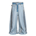 Vaqueros desgastados con borlas y campana