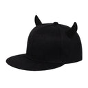 Gorra con visera de cuerno negro