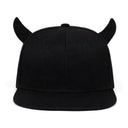 Gorra con visera de cuerno negro